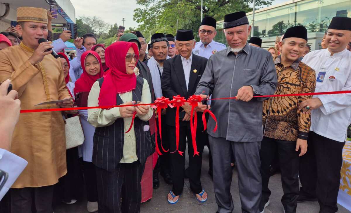 Gubernur Sumbar (3 dari kanan) saat pengguntingan pita peresmian Event Minang day, Selasa (18/03/2025). (Foto Adpim sumbar)
