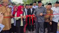 minang day di Masjid istiqlal 1 Gubernur Sumbar (3 dari kanan) saat pengguntingan pita peresmian Event Minang day, Selasa (18/03/2025). (Foto Adpim sumbar)