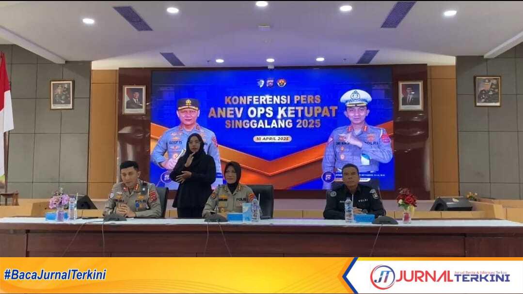 operasi ketupat singgalang Kepala Bidang Hubungan Masyarakat (Bidhumas) Polda Sumbar Kombes Pol Susmelawati Rosya yang didampingi oleh Dirlantas Polda Sumbar Kombes Pol Dwi Nur Setiawan memimpin Konferensi Pers Operasi Ketupat Singgalang 2025. (JurnalTerkini.id/Amryan)
