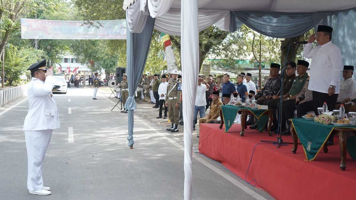 Bupati Asahan, Taufik Zainal Abidin Siregar melepas parade kafilah Musabaqah Tilawatil Quran (MTQ) ke-56 tingkat Kabupaten Asahan di Jalan Latsitarda, Kisaran Naga, Kota Kisaran Timur, Selasa (15/04/2025). (diskominfo asahan)