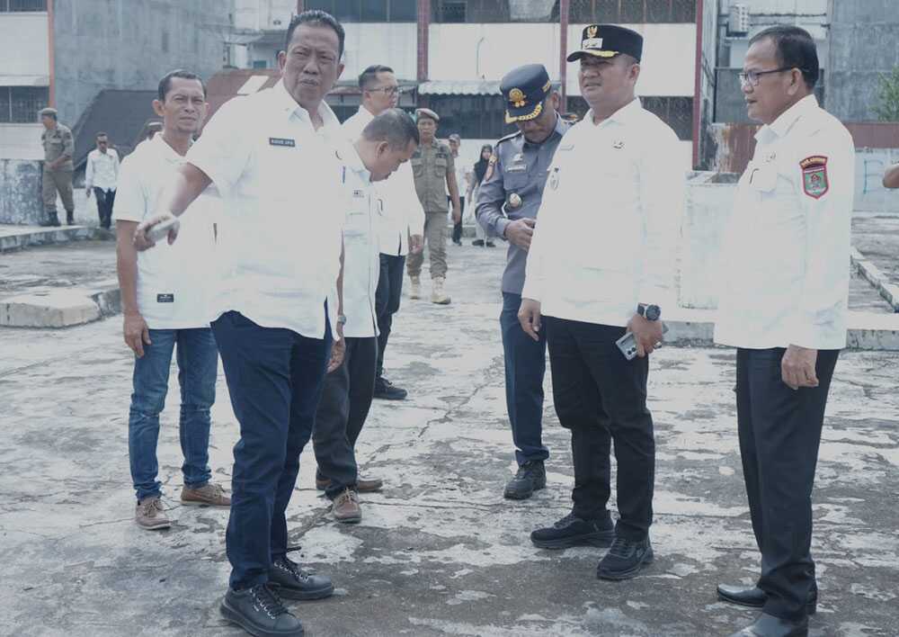 Wakil Bupati Asahan, Rianto, SH., MAP saat melakukan peninjauan langsung kondisi Pasar Inpres dan Pasar Buah Kisaran, Rabu (23/04/2025). (diskominfo asahan)