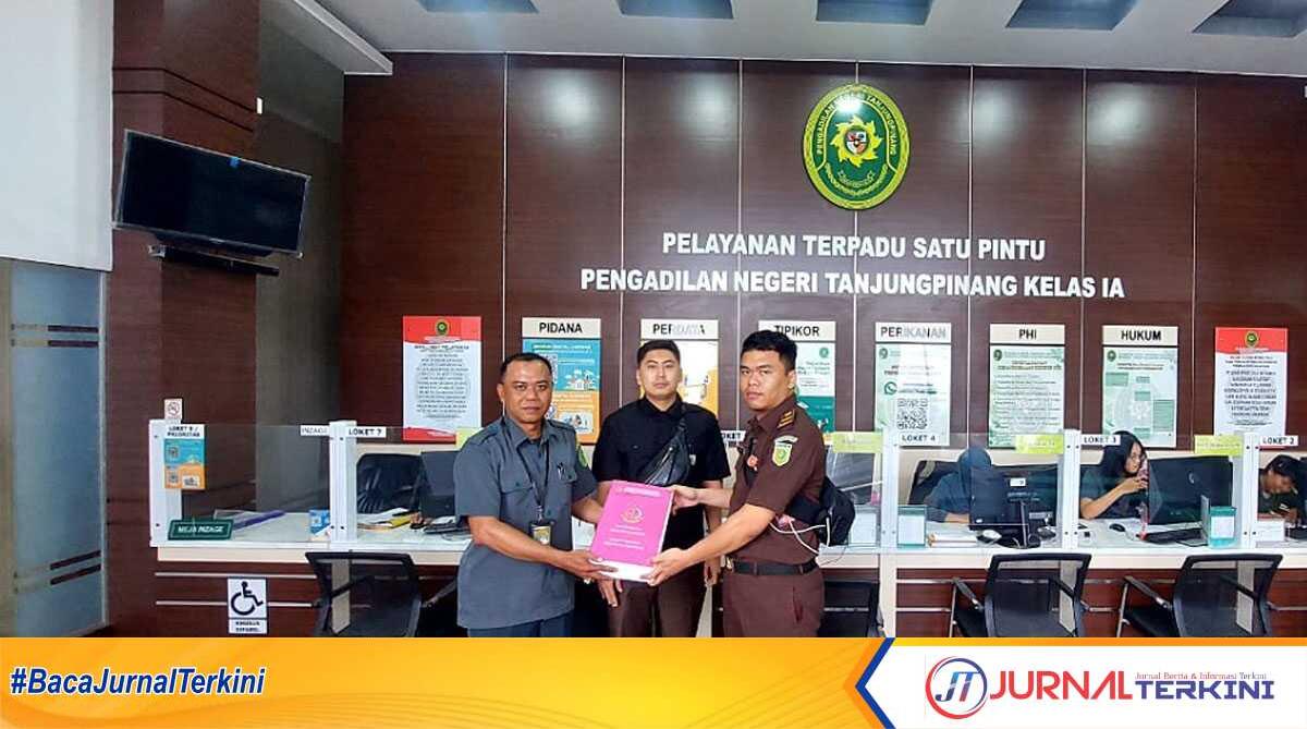 Pelimpahan berkas perkara beserta dua tersangka, S dan RA, kasus korupsi di Dinas Lingkungan Hidup (DLH) Kabupaten Karimun ke Pengadilan Tindak Pidana Korupsi pada Pengadilan Negeri Kelas I A Tanjungpinang, Selasa (15/4/2025). (Kejari Karimun)