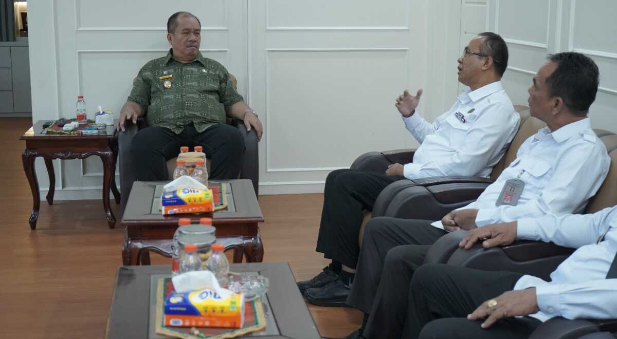 pembangunan lapas Asahan (1) Bupati Asahan saat menerima kunjungan Kepala Lapas Labuhan Ruku di ruang kerjanya, Jumat (25/4/2025). (Diskominfo Asahan)