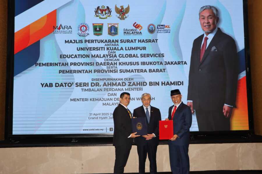 pendidikan Vokasi islami sumbar 1 Gubernur Mahyeldi Ansharullah (Kanan) saat penandatanganan Letter of Intent dengan UniKL dan EMGS di Jakarta, Senin (21/04/2025) (foto Adpim sumbar).