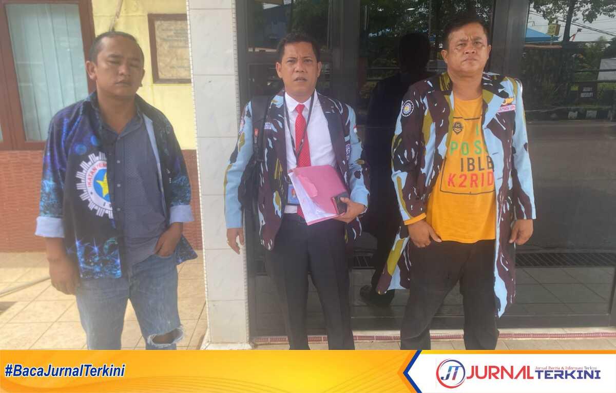 Direktur LBH IPK Kepri Romesko Purba, S.H (tengah) (JurnalTerkini.id/Marto)
