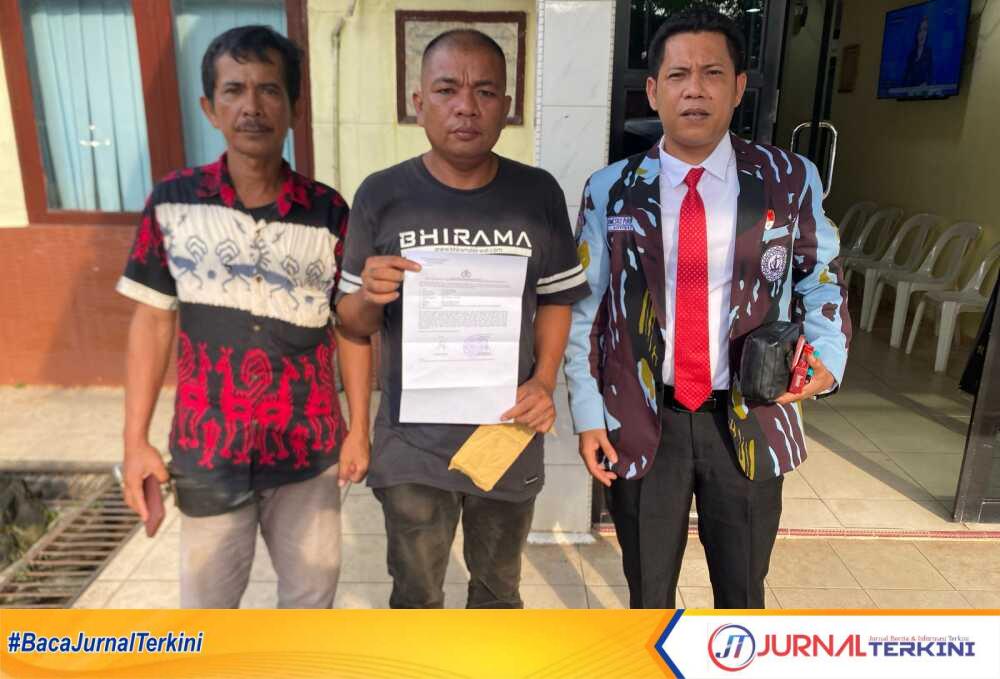 Romesko Purba, S.H Direktur LBH IPK Kepri (Kanan) bersama Korban J Marbun (Tengah) Didampingi Pengurus IPK PAC Sagulung. F: Redaksi