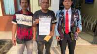 Romesko Purba, S.H Direktur LBH IPK Kepri (Kanan) bersama Korban J Marbun (Tengah) Didampingi Pengurus IPK PAC Sagulung. F: Redaksi