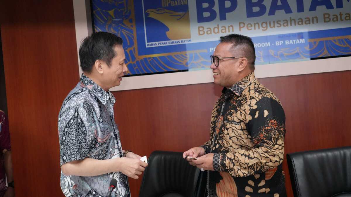 Deputi/Anggota Bidang Investasi dan Pengusahaan BP Batam Fary Djemy Francis menyambut kehadiran Mr. Bruce Hung, Representative Taipei Economic and Trade Office (TETO) untuk Indonesia yang hadir bersama sejumlah delegasi dan para pengusaha Taiwan, di Marketing Centre, Rabu (23/4/2025) sore. (Foto: humasbpbatam)