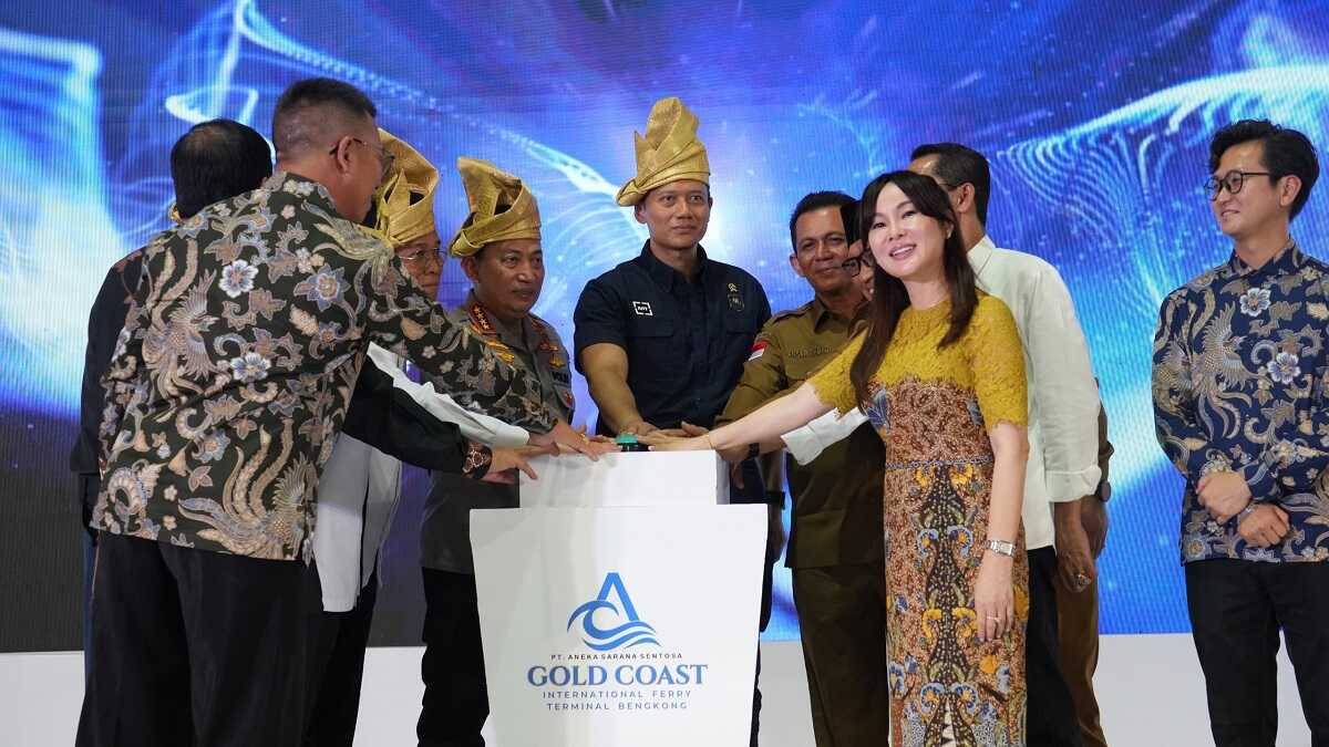 Penekanan tombol sirine peresmian Gold Coast International Ferry Terminal di Bengkong, pada Senin siang (14/4/2025), di wilayah Golden Prawn. (foto: Humas BP Batam)