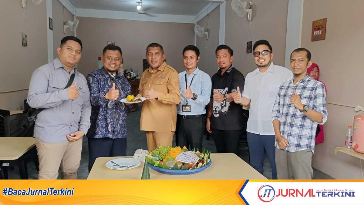 Wakil Bupati Karimun Rocky Marciano Bawole (3 kiri) membagikan tumpeng peresmian Kedai Kopi Abu Dafi #3 Cabang Tanjung Balai Karimun, bertempat di Sungai Raya, Kecamatan Meral Kota, Senin (21/04/2025).