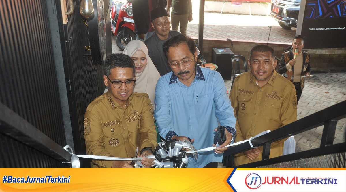 peresmian tuah cafe dan resto karimun-1 Bupati Karimun Ing Iskandarsyah bersama Wakil Bupati Karimun Rocky Marciano Bawole dan Nurdin Basirun meresmikan Tuah Cafe dan Resto bertempat di Kelurahan Kapling, Senin (14/04/2025). (JurnalTerkini.id/edy kencana)