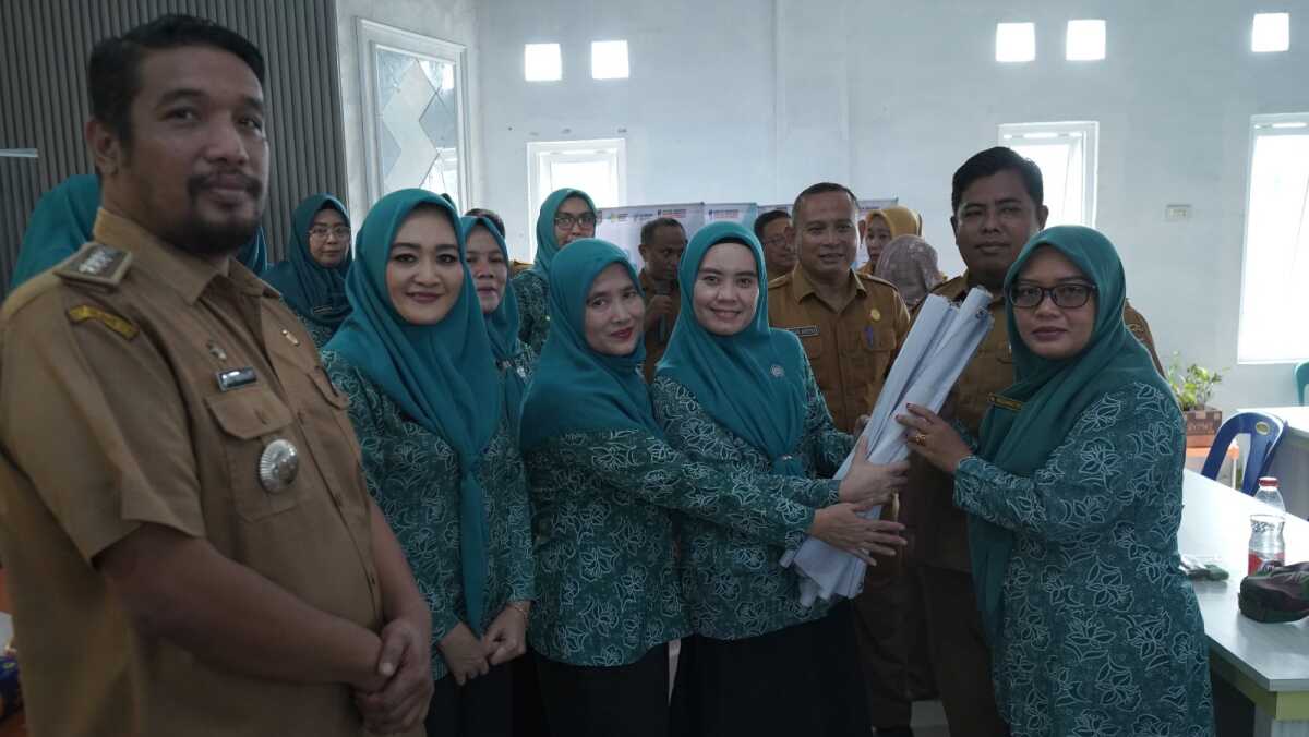 Ketua Tim Penggerak Pemberdayaan dan Kesejahteraan Keluarga (TP PKK) Kabupaten Asahan Ny. Yusnila Indriati Taufik melakukan pembinaan Pola Asuh Anak dan Remaja di Era Digital (PAAREDI) tingkat Provinsi di aula Kantor Desa Urung Pane Kecamatan Setia Janji pada Senin (28/04/2025). (Diskominfo Asahan)