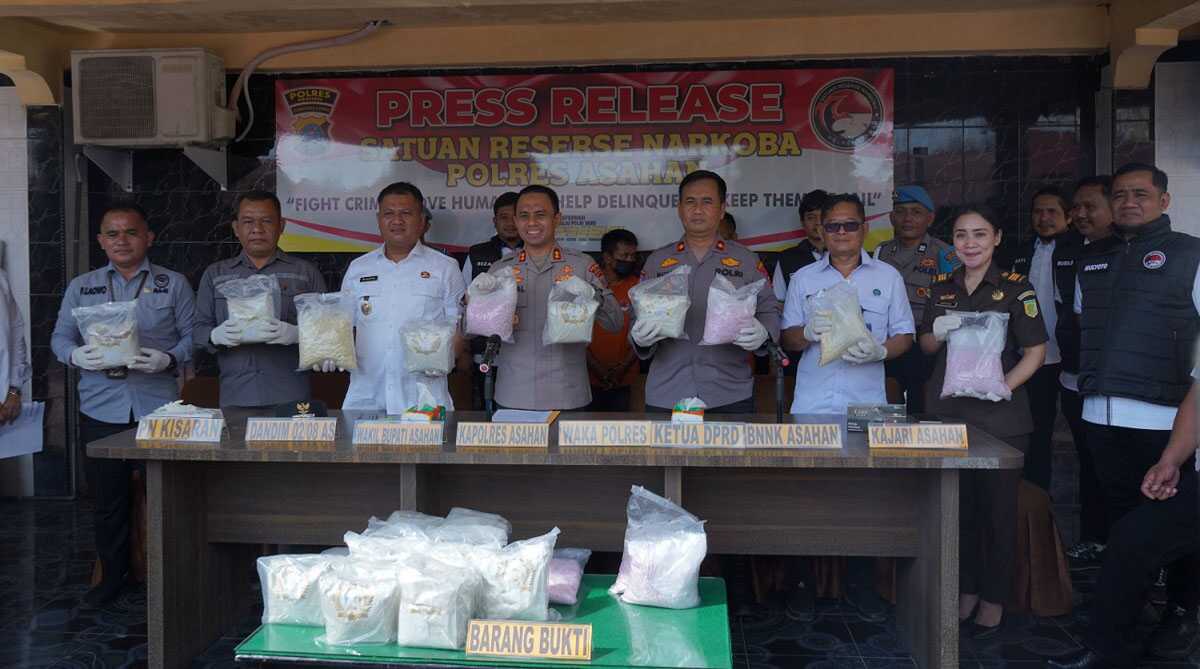 Wakil Bupati Asahan Rianto saat press release kasus narkoba di Polres Asahan, Rabu (16/04/2025). (diskominfo asahan)