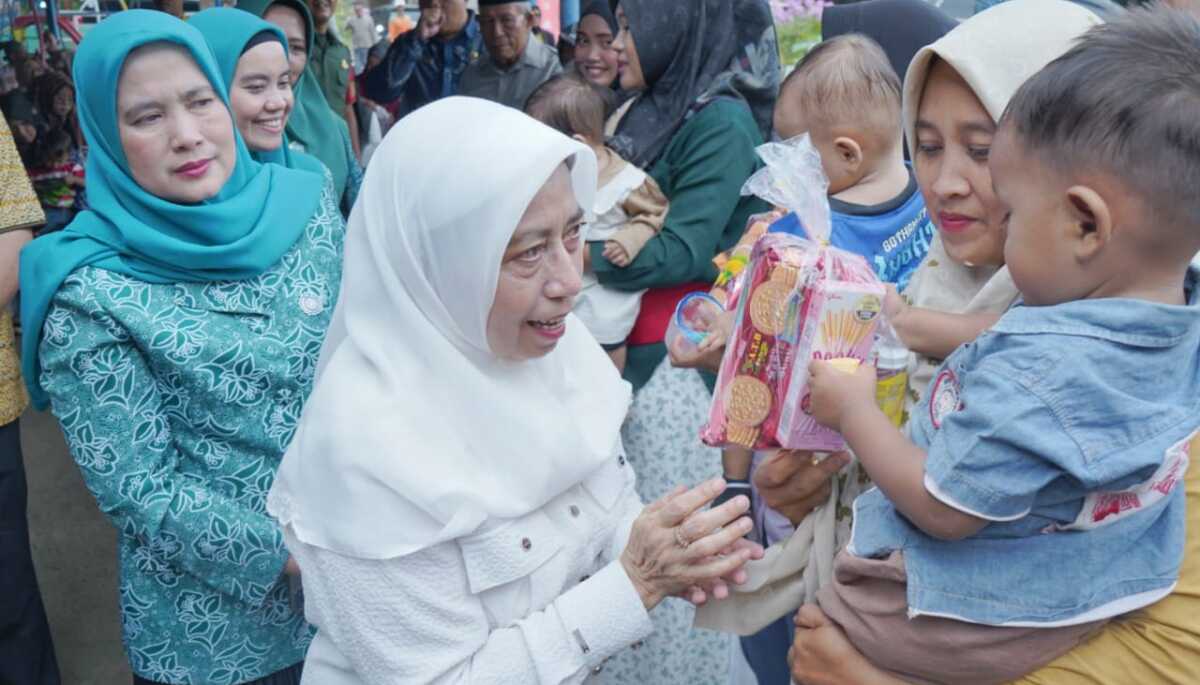 Wakil Ketua TP. PKK Sumatera Utara (Sumut) Ny. Hj. Titiek Sugiharti Surya bersama Ketua TP. PKK Kabupaten Asahan Ny. Yusnila Indriati Taufik meninjau pelaksanaan Posyandu dan PAUD di Kabupaten Asahan, Kamis (24/04/2025). (Diskominfo Asahan)