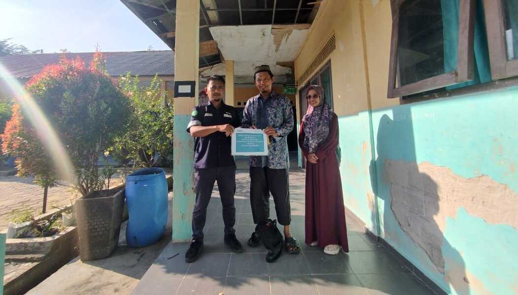 pt timah bantu sekolah di Karimun PT Timah menyerahkan bantuan untuk Madrasah Ibtidaiyah (MI) Darul Jannah di Kecamatan Karimun, Kabupaten Karimun, Kepulauan Riau. (Timah)