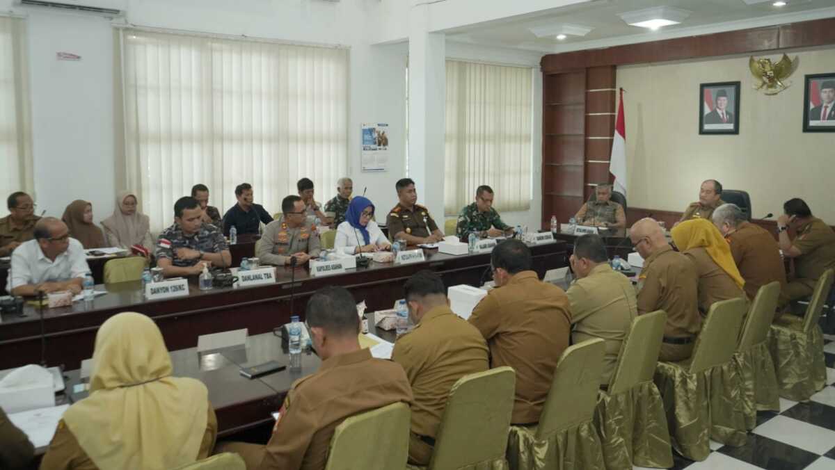 Bupati Asahan Taufik Zainal Abidin Siregar,S.Sos., M.Si memimpin Rapat Forum Koordinasi Pimpinan Daerah (Forkopimda) Kabupaten Asahan yang bertempat di Aula Mawar Kantor Bupati Asahan, Senin (21/04/2025). (Diskominfo Asahan)