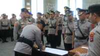 Kapolda Sumbar, Irjen Pol Gatot Tri Suryanta, memimpin upacara Serah Terima Jabatan (Sertijab) 3 Pejabat Utama Polda Sumbar dan 7 Kapolres jajaran Polda Sumbar di lantai empat Mapolda Sumbar, Senin (14/4/2025). (JurnalTerkini.id/Amryan)