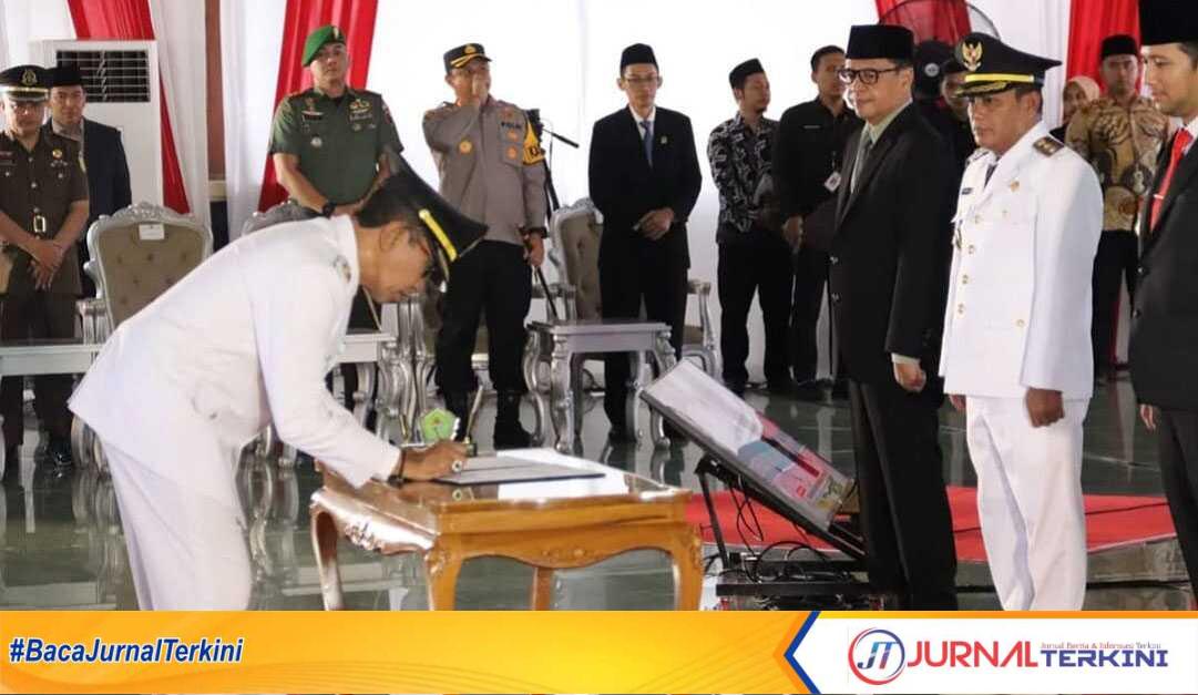 Bupati Kholilurrahman, saat menandatangani berkas sertijab di Mandhapa Aghung Ronggosukowati, Senin (24/3/2025). (JurnalTerkini.id/fiki)