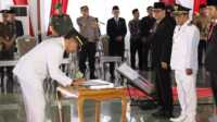 sertijab bupati pamekasan Bupati Kholilurrahman, saat menandatangani berkas sertijab di Mandhapa Aghung Ronggosukowati, Senin (24/3/2025). (JurnalTerkini.id/fiki)