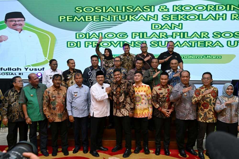 Bupati Asahan Bapak Taufik Zainal Abidin Siregar, S.Sos., M.Si mengikuti Sosialisasi dan Koordinasi Pembentukan Sekolah Rakyat dan Dialog Pilar-Pilar Sosial di Provinsi Sumatera Utara bersama dengan Menteri Sosial Republik Indonesia Bapak Saifullah Yusuf di Aula Raja Inal Siregar, Kantor Gubernur, Jalan Pangeran Diponegoro Nomor 30 Medan, Jumat (11/4/2025). (Diskominfo Asahan)