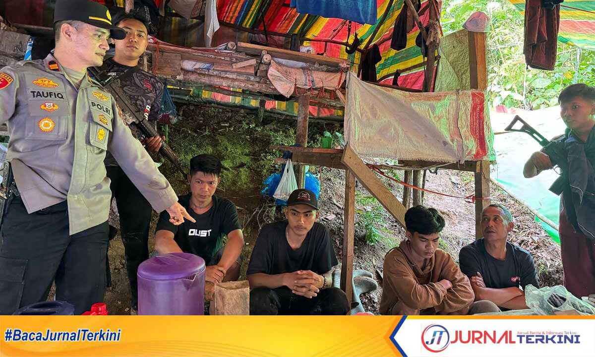 Satreskrim Polres Solok Selatan menggerebek lokasi tambang emas tanpa izin (illegal mining) sistem manual di kawasan Bukit Bulat, Jorong Sungai Ipuh, Nagari Persiapan Balun Pakan Rabaa Tengah, Kecamatan Koto Parik Gadang Diateh. Selasa (15/04/2025). (JurnalTerkini.id/Amryan)