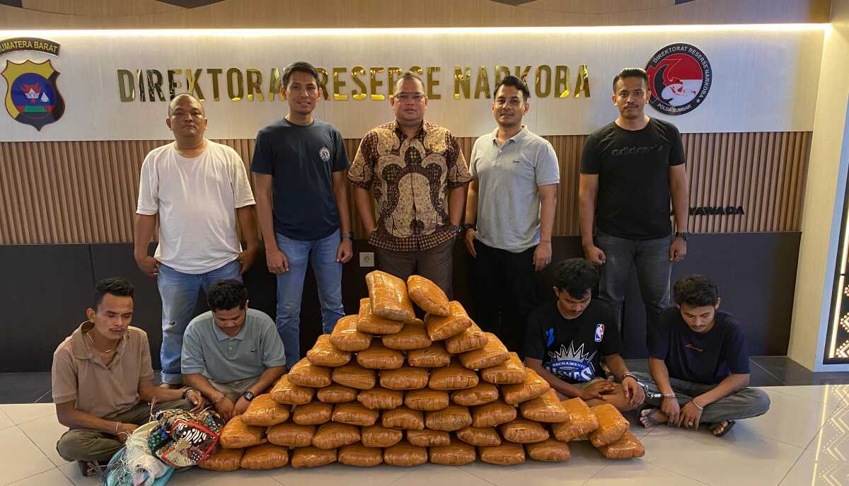 Barang bukti 23 Paket Ganja yang digagalkan Tim Ditresnarkoba Polda Sumbar, Sabtu (26/04/2025) (foto: humas Polda Sumbar).