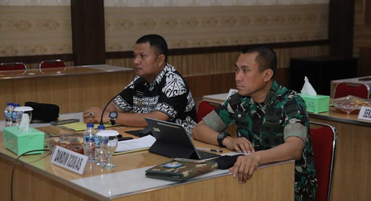 tmmd di Asahan Wakil Bupati Asahan, Rianto, SH., MAP mengikuti kegiatan Video Conference (Vicon) rapat koordinasi teknis (Rakornis) TNI Manunggal Membangun Desa (TMMD) ke-124 di Makodim 0208/As, Kamis (24/4/2025). (Diskominfo Asahan)