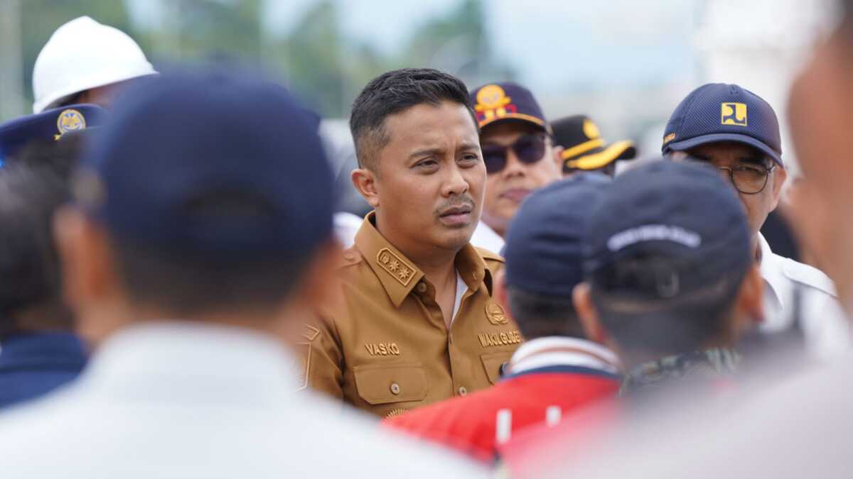 wagub Sumbar (3) Wagub Sumbar Vasko Ruseime (tengah). (Foto Adpim sumbar)