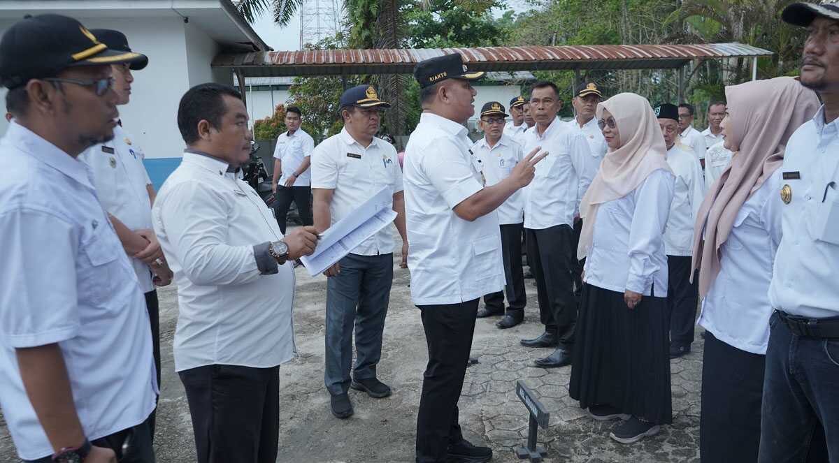 Wakil Bupati Asahan Rianto, SH., MAP memimpin apel gabungan di Kecamatan Kota Kisaran Barat, Rabu (16/04/2025). (Diskominfo Asahan)