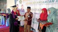wisuda tahfidz Quran Kakankemenag kota Padang Panjang, H. Mukshlis M menyerahkan sertifikat penghargaan kepada para wisudawan tahfidz. (Amryan)