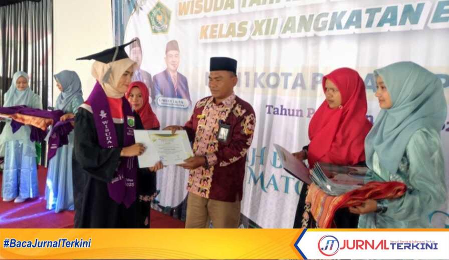 wisuda tahfidz Quran Kakankemenag kota Padang Panjang, H. Mukshlis M menyerahkan sertifikat penghargaan kepada para wisudawan tahfidz. (Amryan)