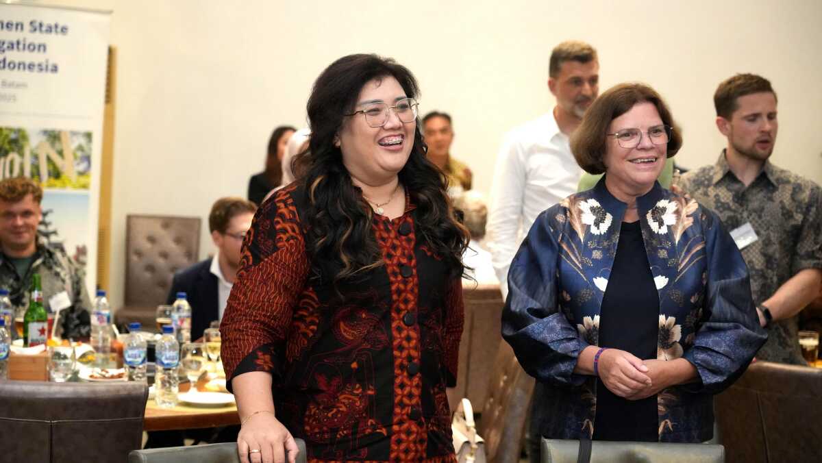 Anggota/Deputi Bidang Pelayanan Umum BP Batam, Ariastuty Sirait (kiri) menghadiri undangan Networking Dinner bersama Delegasi Kementerian Negara Bagian Bremen, Jerman di Harbourbay Restaurant, Rabu, (7/5/2025). (Foto: humasbpbatam)