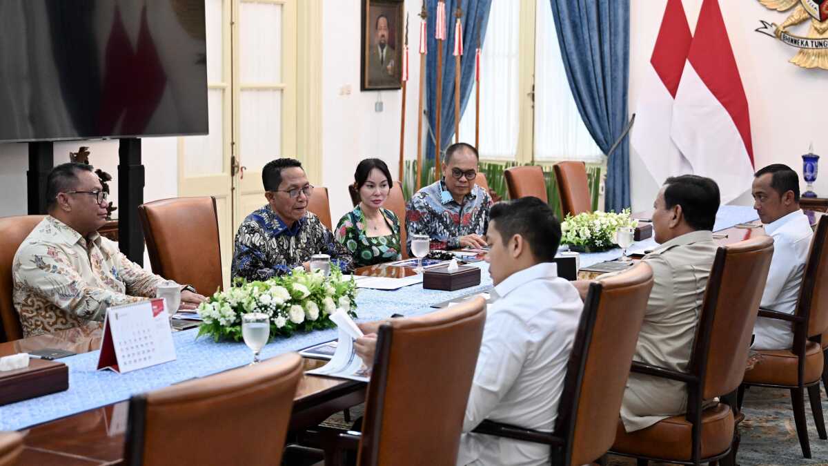 Kepala Badan Pengusahaan (BP) Batam, Amsakar Achmad, bersama jajaran melaporkan strategi percepatan investasi kepada Presiden Republik Indonesia, Prabowo Subianto, dalam audiensi resmi di Istana Kepresidenan Jakarta, Kamis (22/5/2025). (Foto: humasbpbatam)