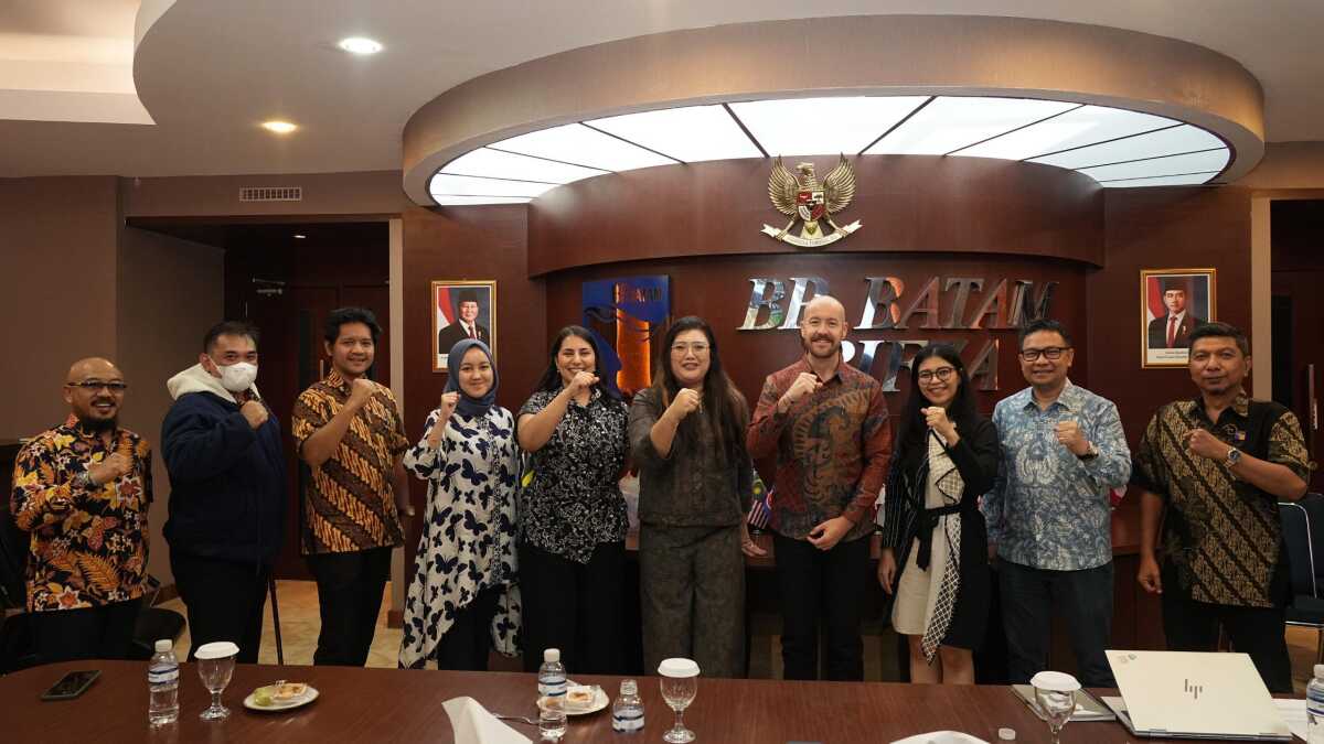 Plt. Kabiro Humas, Promosi dan Protokol yang juga merupakan Anggota/Deputi Bidang Pelayanan Umum BP Batam Ariastuty Sirait menerima kunjungan delegasi Kedutaan Besar Inggris, Rabu (21/5/2025). (Foto: humasbpbatam)