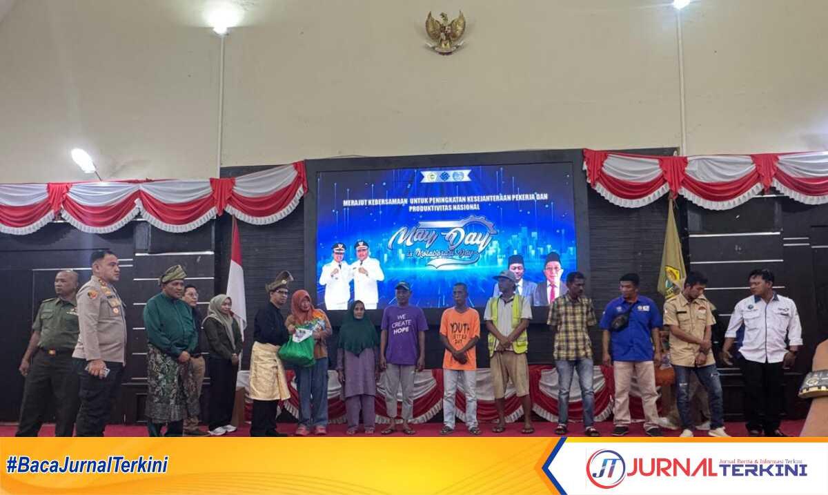 Peringatan Hari Buruh, Badan Penyelenggara Jaminan Sosial (BPJS) Ketenagakerjaan Karimun Tanjung Balai membagikan paket sembako kepada pekerja rentan di Gedung Nasional, Tanjung Balai Karimun, 1 Mei 2025. (Foto: BPJS Ketenagakerjaan Karimun)