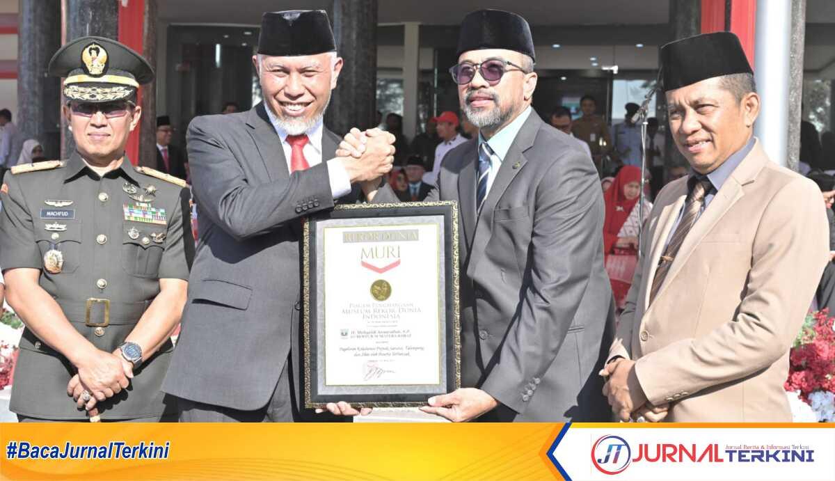 Panitia Festival Sumbar tageh 2025 menyerahkan penghargaan dari Muri kepada Gubernur Sumbar Mahyeldi. (Foto Adpim Sumbar).