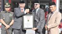 Panitia Festival Sumbar tageh 2025 menyerahkan penghargaan dari Muri kepada Gubernur Sumbar Mahyeldi. (Foto Adpim Sumbar).