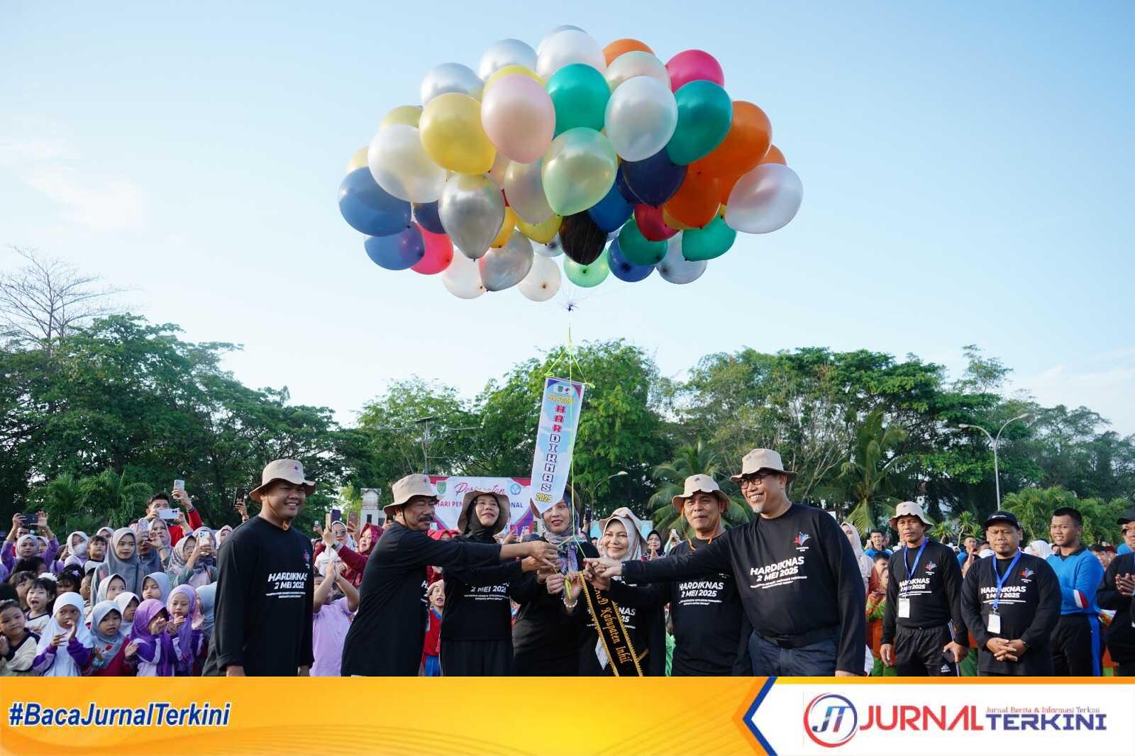 Ket foto: Senam pagi bersama di halaman Kantor Bupati Inhil, Kamis (1/5/2025) pagi.