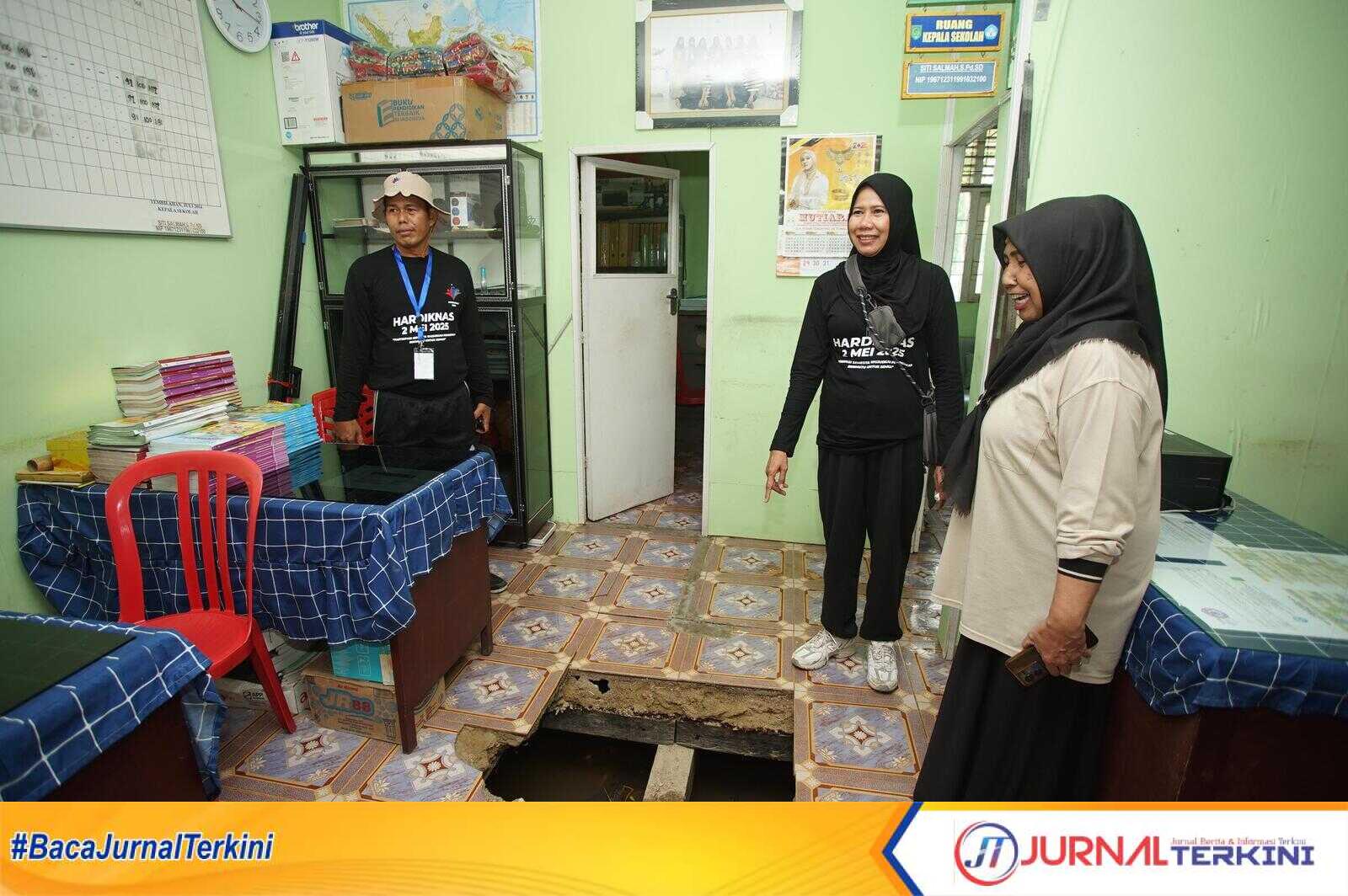 Ket foto: Wabup Inhil, Yuliantini, saat inpeksi mendadak (sidak) ke Sekolah Dasar 07 dan 08 Tembilahan, Kamis (1/5/2025) lalu.