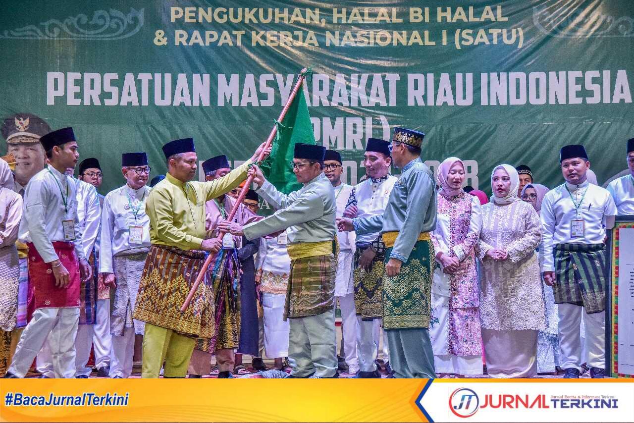 Ket foto: Gubernur Riau Abdul Wahid secara resmi melantik pengurus PMRI periode 2023-2028