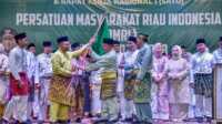 Ket foto: Gubernur Riau Abdul Wahid secara resmi melantik pengurus PMRI periode 2023-2028