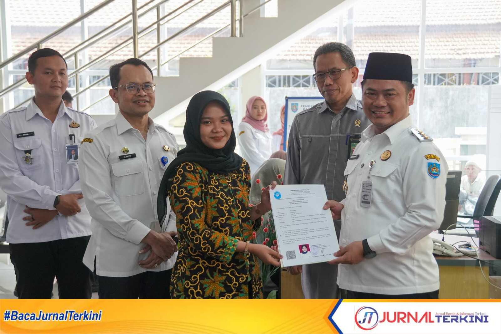 IMG-20250508-WA0019 SEPAKAT: Bupati Tegal dan Ketua Pengadilan Negeri Slawi menandatangani Nota Kesepakatan dan Peresmian Layanan, Rabu 07/05/2025, di Pengadilan Negeri Slawi 1B. (Foto: Diskominfo Kab. Tegal)
