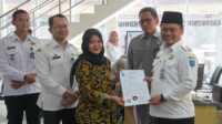 IMG-20250508-WA0019 SEPAKAT: Bupati Tegal dan Ketua Pengadilan Negeri Slawi menandatangani Nota Kesepakatan dan Peresmian Layanan, Rabu 07/05/2025, di Pengadilan Negeri Slawi 1B. (Foto: Diskominfo Kab. Tegal)
