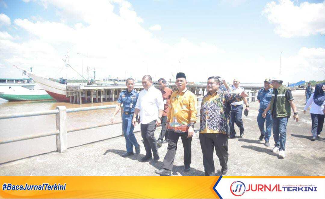 Ket foto: Bupati Inhil, Haji Herman, saat meninjau pelabuhan parit 21 Tembilahan, Kamis (15/5/2025).
