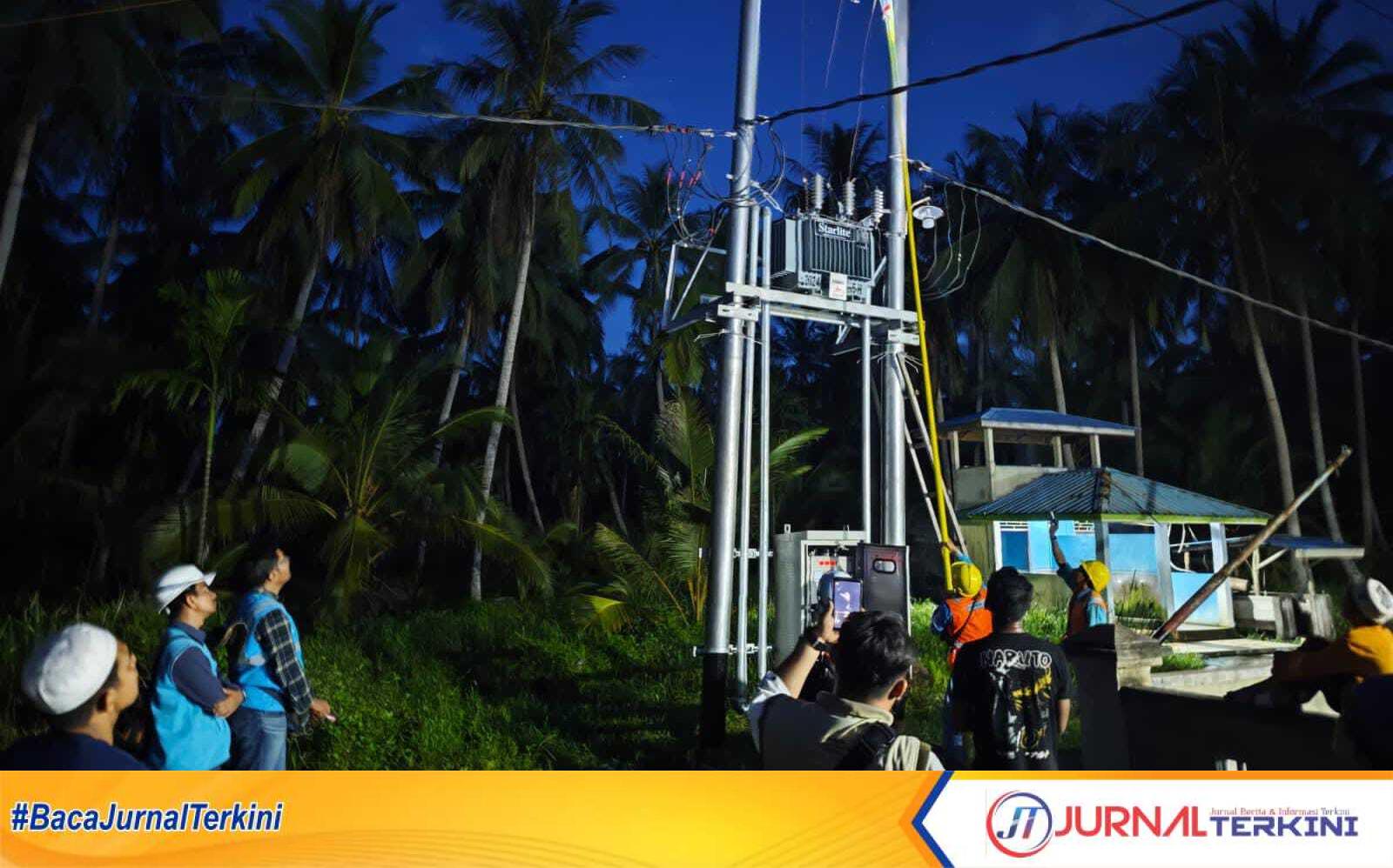 Ket Foto:Petugas PLN sedang menghidupkan aliran listrik 24 jam di Pelangiran kecil dan Desa Teluk Bunian