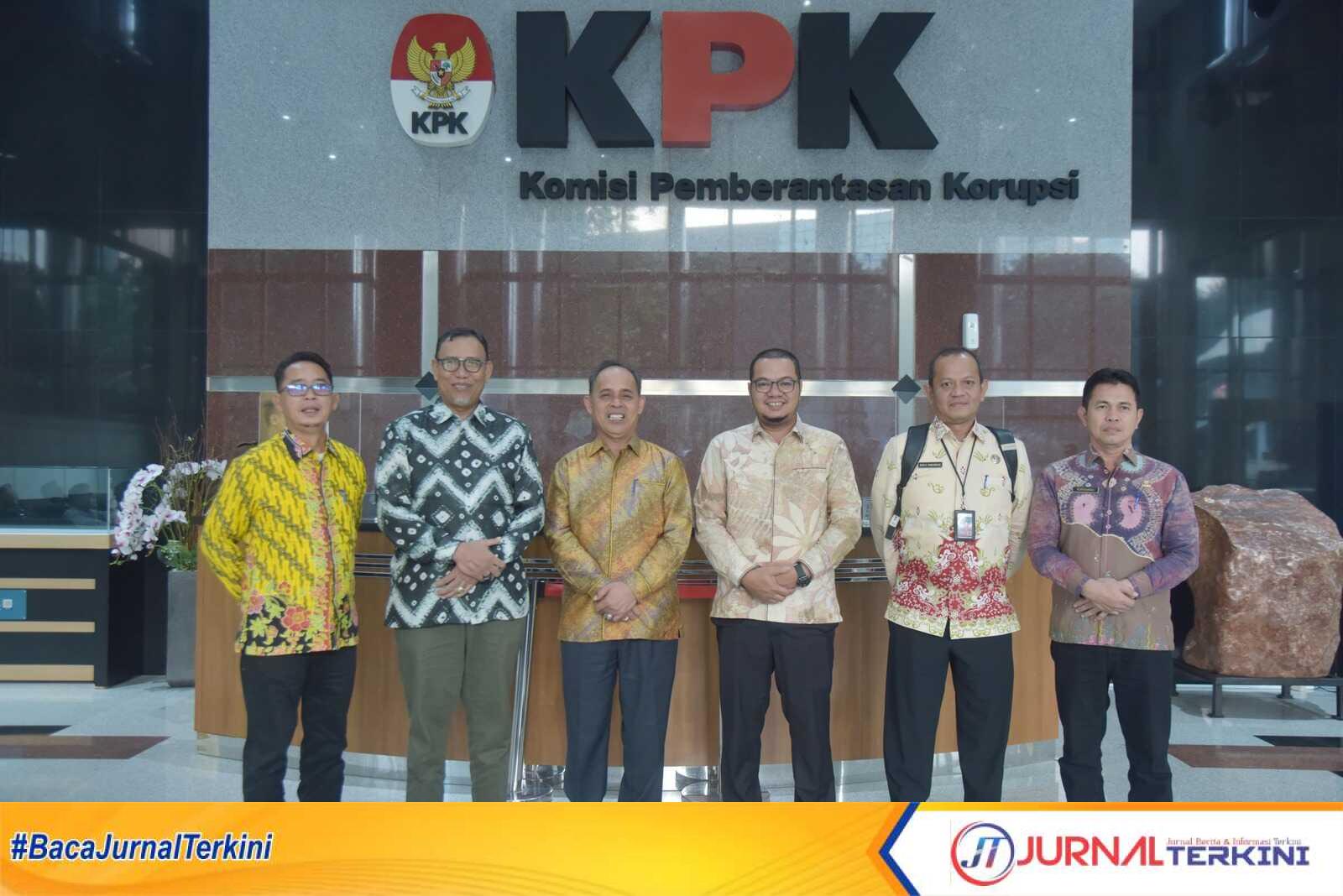 Ket foto: Bupati Inhil, Haji Herman, bersama Ketua DPRD Inhil foto bersama usai menjumpai jajaran KPK, Selasa (20/5/2025).