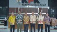 IMG-20250521-WA0008 Ket foto: Bupati Inhil, Haji Herman, bersama Ketua DPRD Inhil foto bersama usai menjumpai jajaran KPK, Selasa (20/5/2025).
