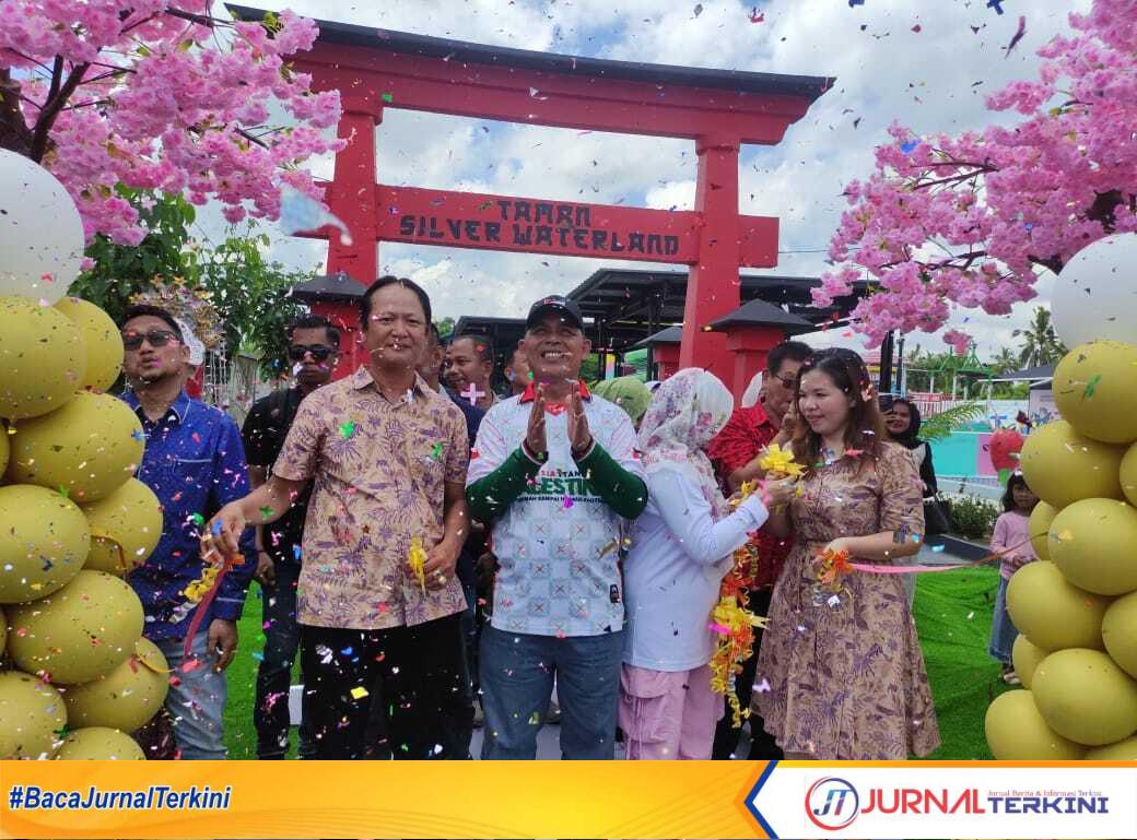 Bupati Inhil H Herman bersama owner Silver Water Land saat memotong pita Grand Opening Silver Water Land, Minggu (25/5/2025).