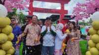 IMG-20250525-WA0018 Bupati Inhil H Herman bersama owner Silver Water Land saat memotong pita Grand Opening Silver Water Land, Minggu (25/5/2025).