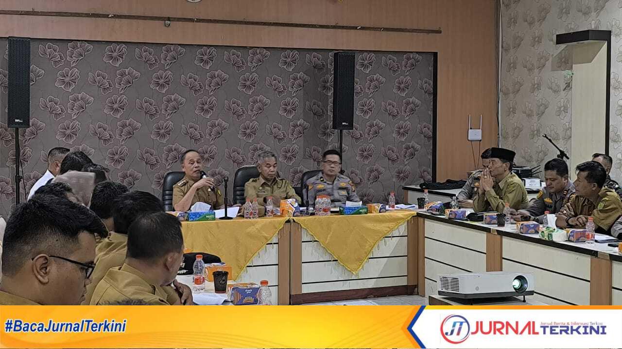 Bupati Inhil H Herman saat memimpin Rakor diskusi strategis bersama Forkopimda, anggota DPRD, kepala OPD, camat, dan perwakilan perusahaan. Tentang Wajib Salurkan csr untuk penanganan Banjir